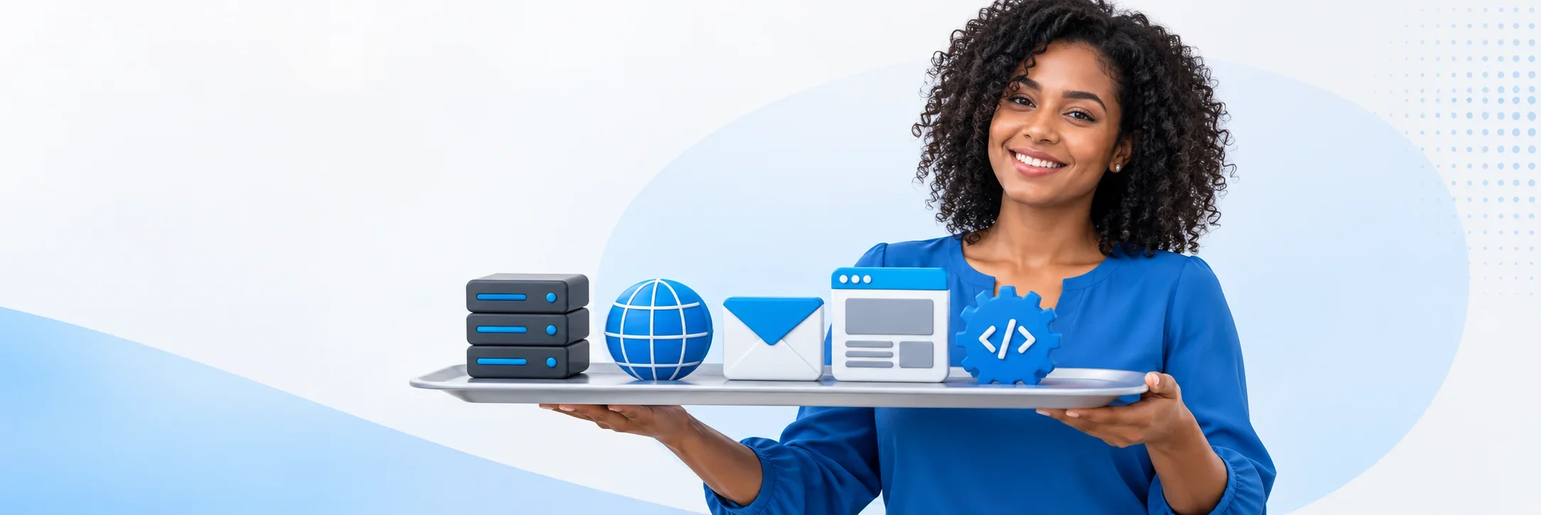 Profissional sorridente com uma bandeja onde estão um servidor, um globo, um envelope, uma página web e uma engrenagem com código.